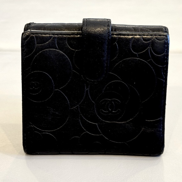 Chanel Camellia CC Logo Lambskin Wallet - Picture 3 of 10
